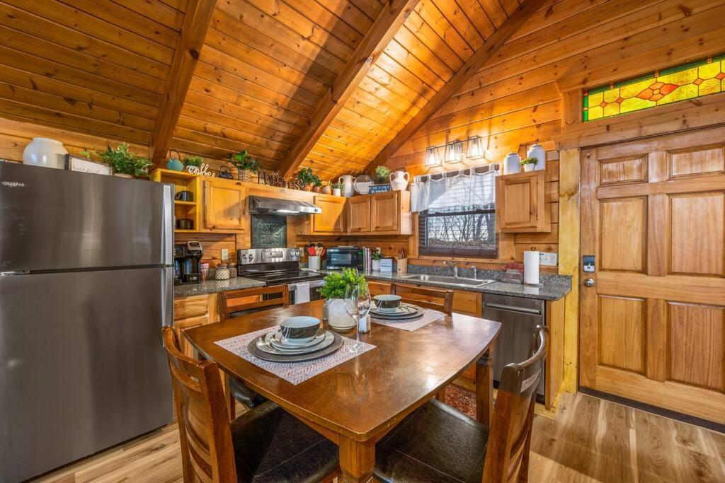 Log Cabin, Hot Tub, Fireplace, Pool Table & Views! Севьервилл Экстерьер фото