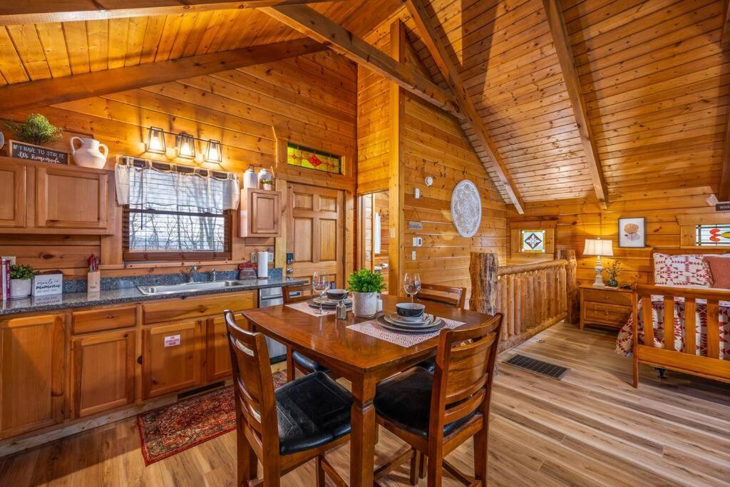 Log Cabin, Hot Tub, Fireplace, Pool Table & Views! Севьервилл Экстерьер фото