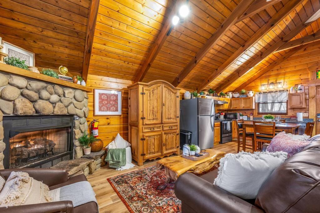 Log Cabin, Hot Tub, Fireplace, Pool Table & Views! Севьервилл Экстерьер фото