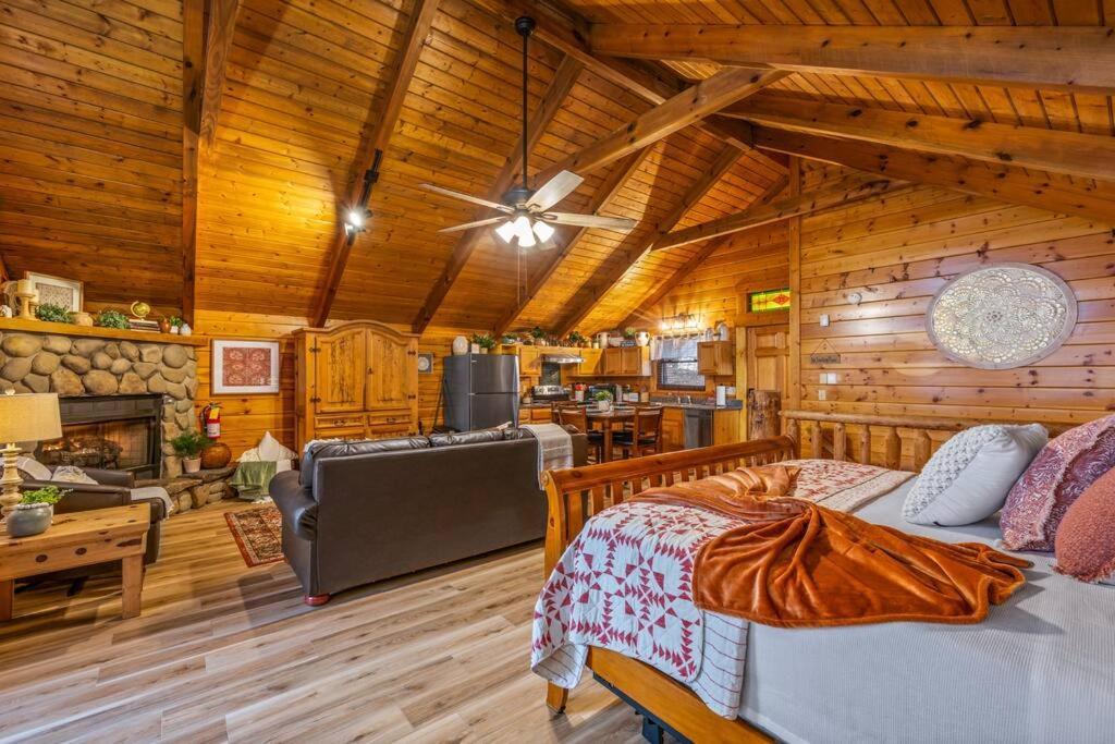 Log Cabin, Hot Tub, Fireplace, Pool Table & Views! Севьервилл Экстерьер фото