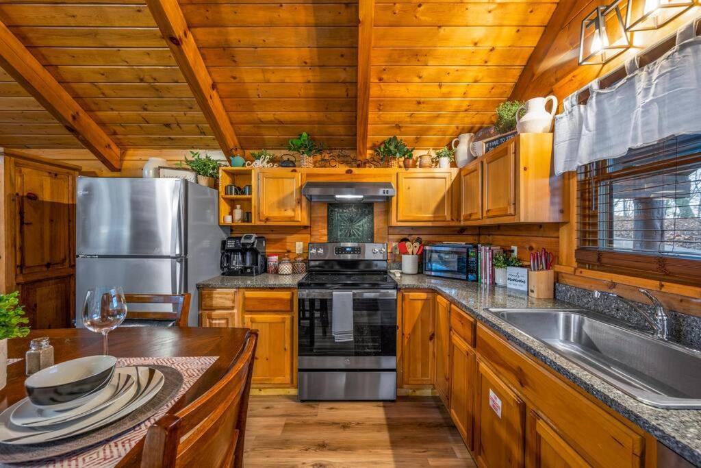 Log Cabin, Hot Tub, Fireplace, Pool Table & Views! Севьервилл Экстерьер фото