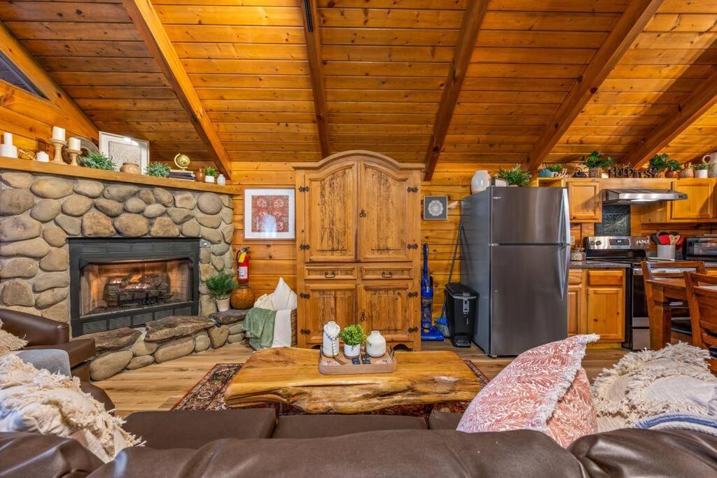 Log Cabin, Hot Tub, Fireplace, Pool Table & Views! Севьервилл Экстерьер фото